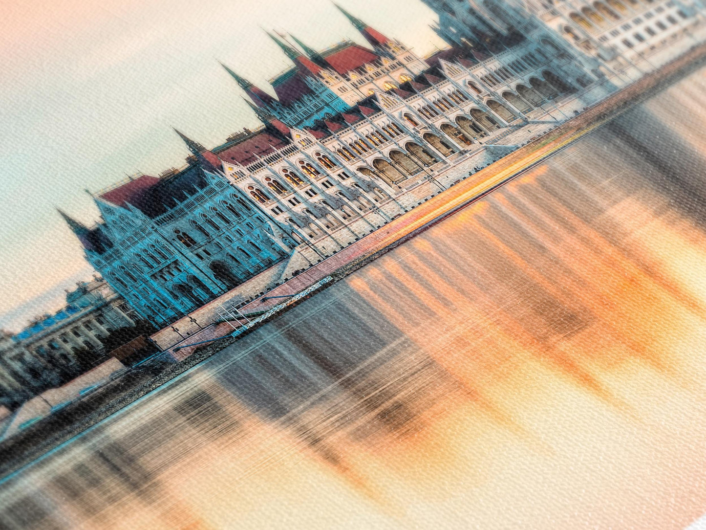 Leinwanddruck des Budapester Parlaments – Moderne, sanfte Wandkunst mit Sonnenuntergangs-Stadtbild von Ungarns berühmtem Wahrzeichen für die Wanddekoration zu Hause oder im Büro
