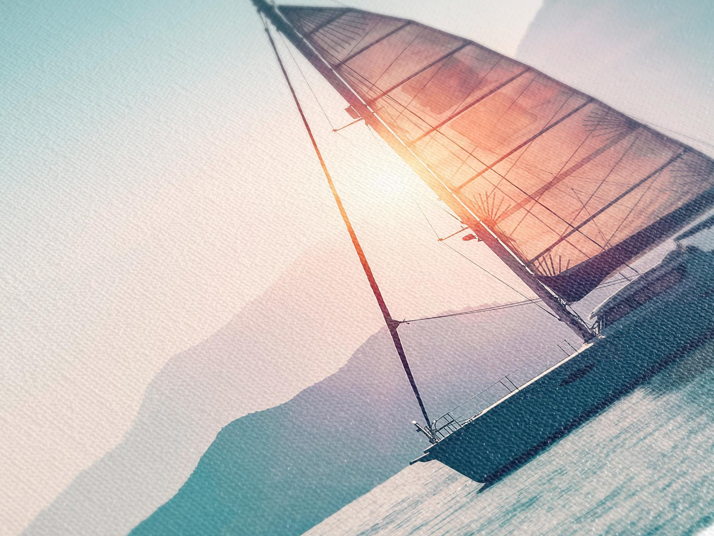 Canvasprint zeilboot bij zonsondergang - XXL nautische wanddecoratie, schilderachtig zeegezicht met bergachtergrond, kustdecoratie voor de woonkamer