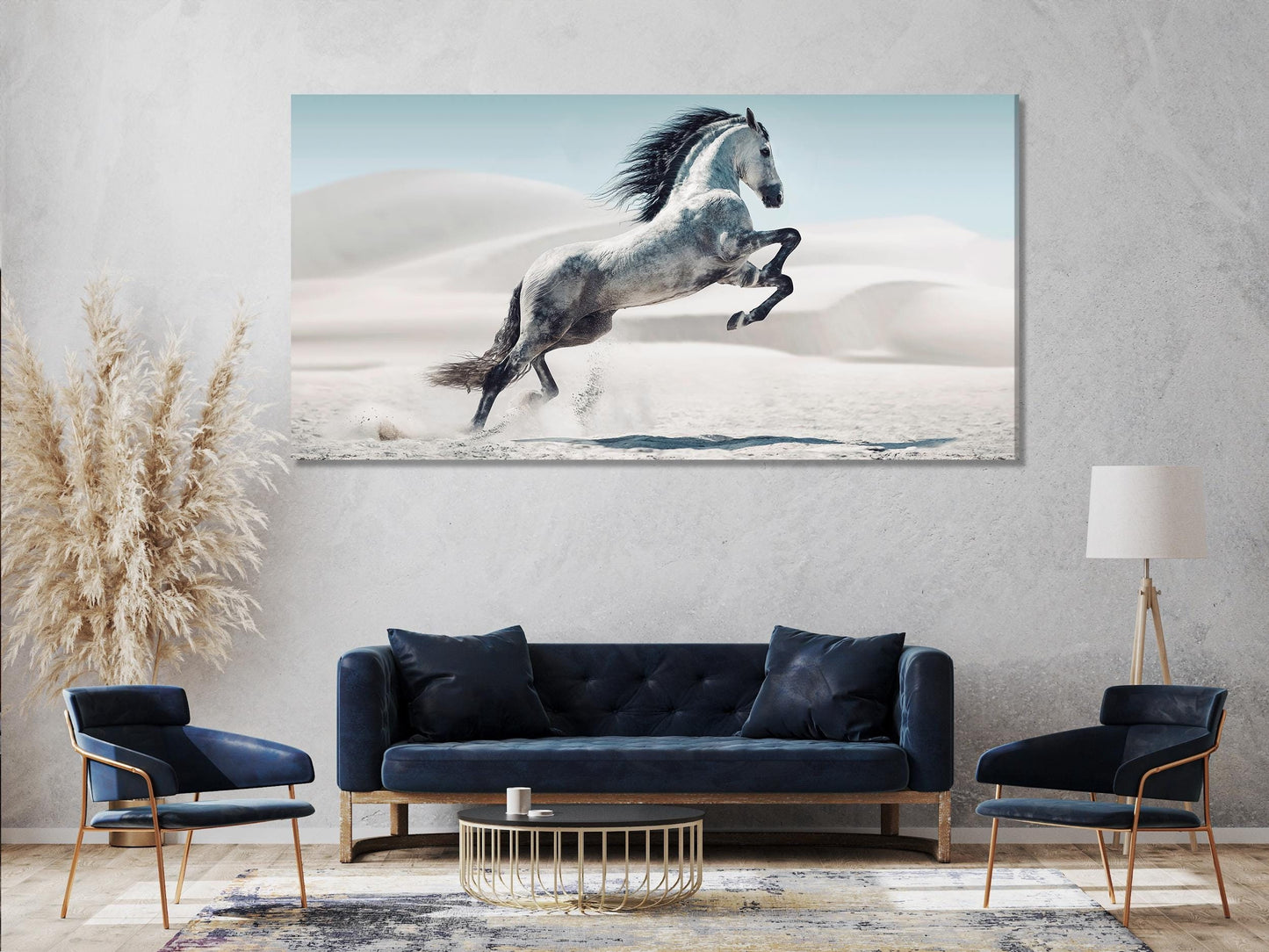 Canvasprint van een paard – Elegante witte hengst die rent in een woestijnlandschap, extra grote paardenmuurkunst voor de woonkamer of kantoor.