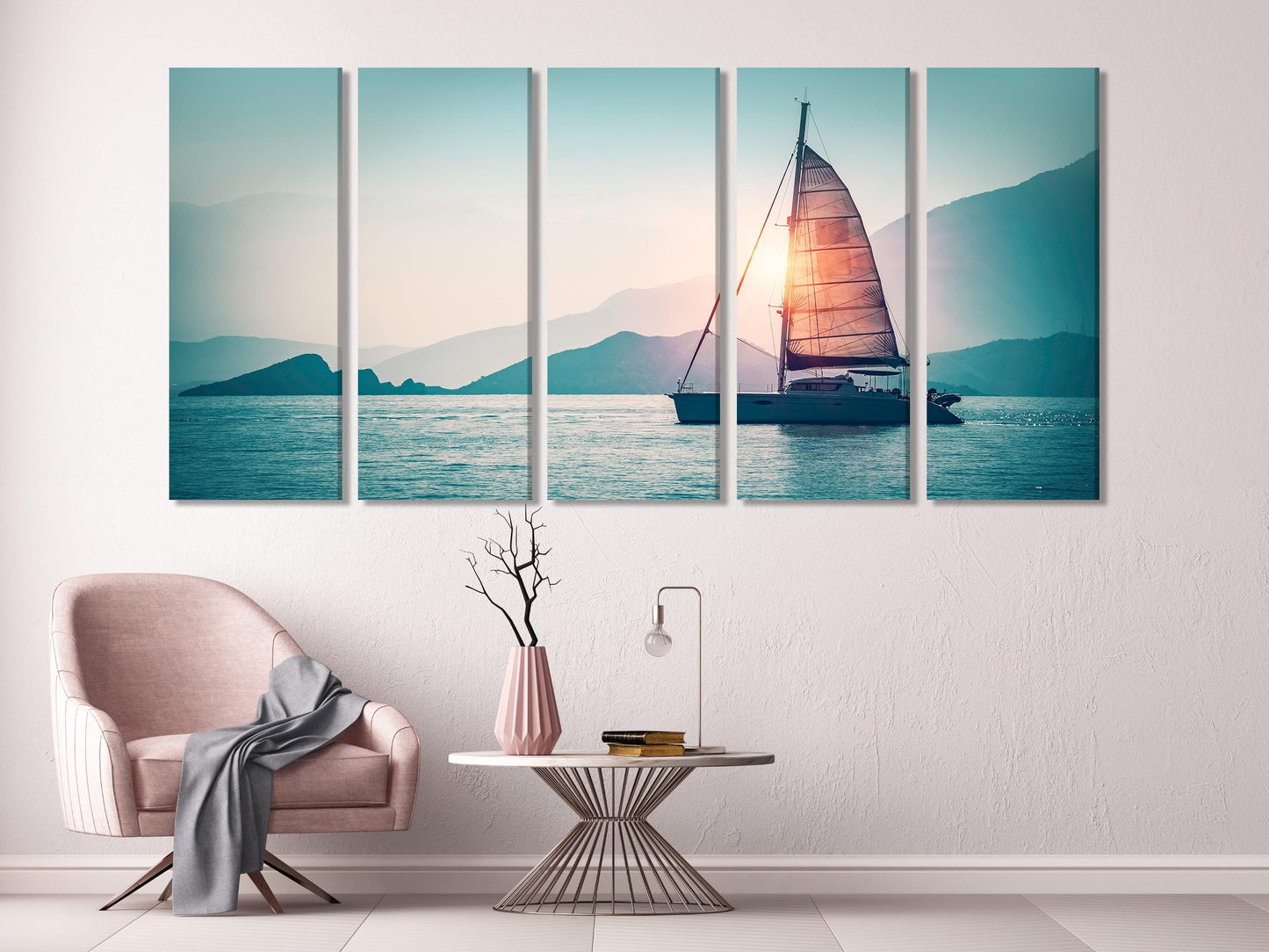 Canvasprint zeilboot bij zonsondergang - XXL nautische wanddecoratie, schilderachtig zeegezicht met bergachtergrond, kustdecoratie voor de woonkamer
