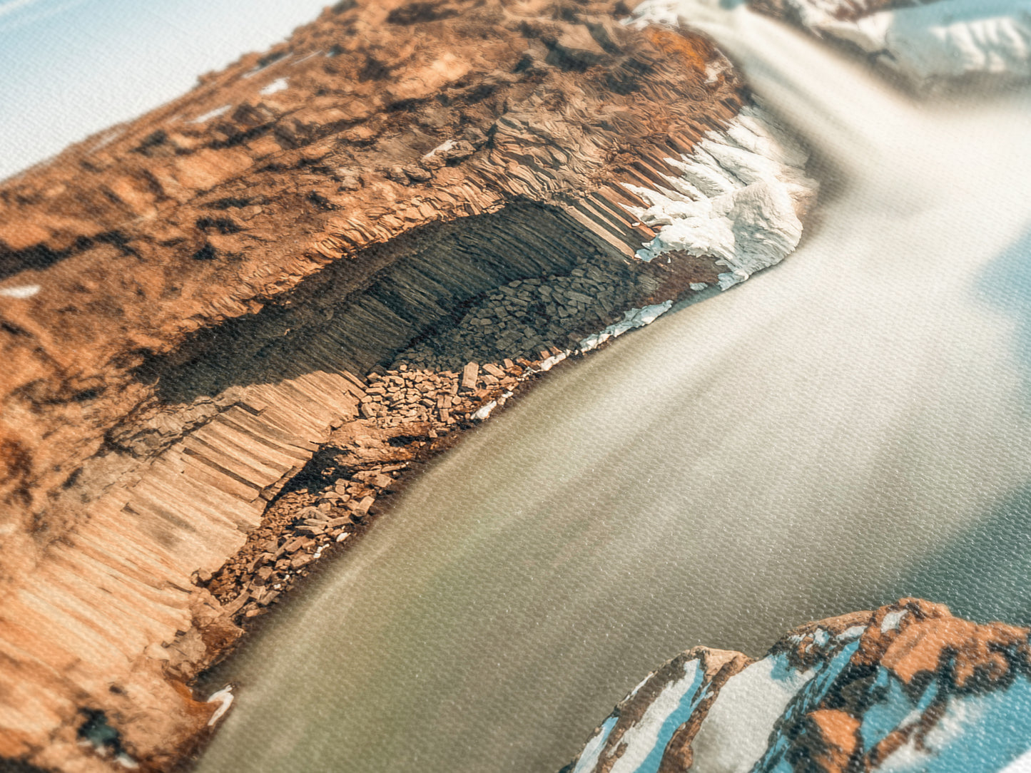 Isländischer Wasserfall Leinwandbild - Neutrale Landschaftswanddekoration, nordischer Wasserfallblick, Erdton-Naturdruck für Wohnzimmer, Geschenk für Reisende