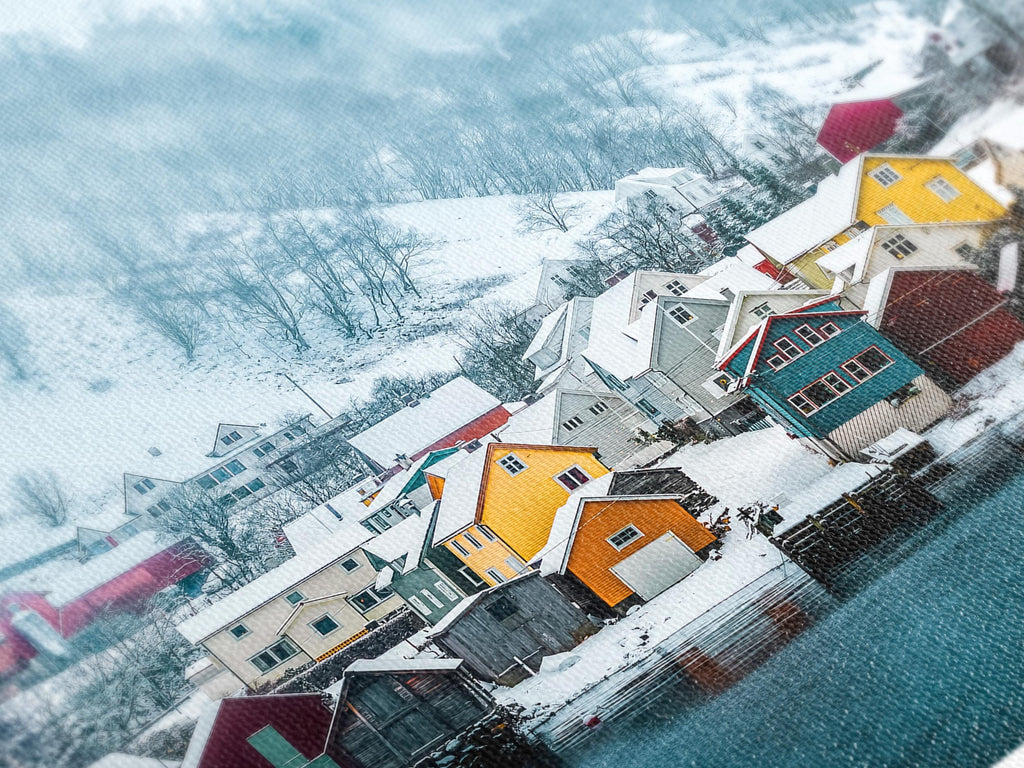 Impression sur toile du village d'hiver norvégien – Paysage scandinave serein recouvert de neige, décor pour chambre ou salon, idée cadeau pour la maison.