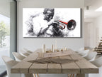 Canvasprint van een zwart-witte trompettist – accent van een rood instrument, dramatisch jazzkunstwerk