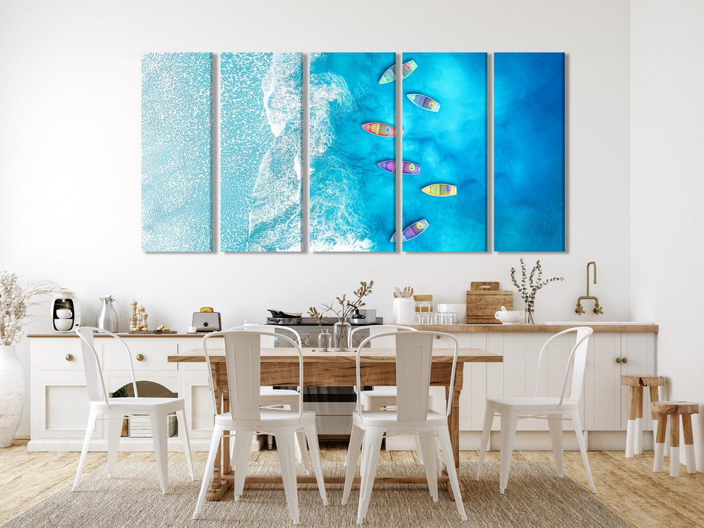 Art mural côtier – Bateaux colorés dans l'océan – Impression sur toile – Vue aérienne de plage – Déco nautique moderne pour salon ou salle à manger