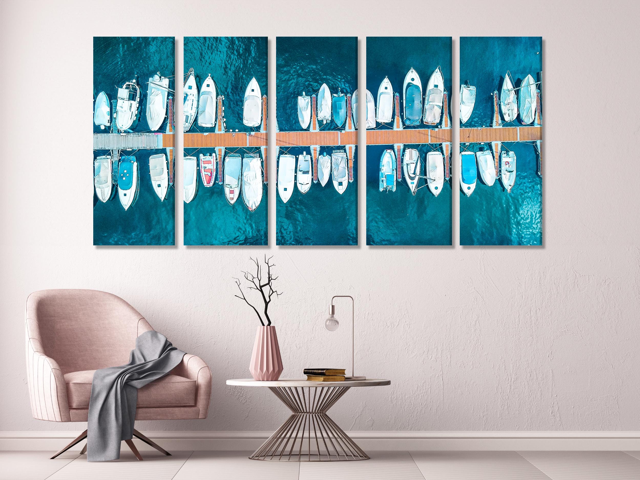 Leinwanddruck des Comer Sees Yacht Club, Wandkunst aus der Luft, großes 3-teiliges maritimes Kunstwerk, italienische Seeszene, Marina Büro Wanddekoration