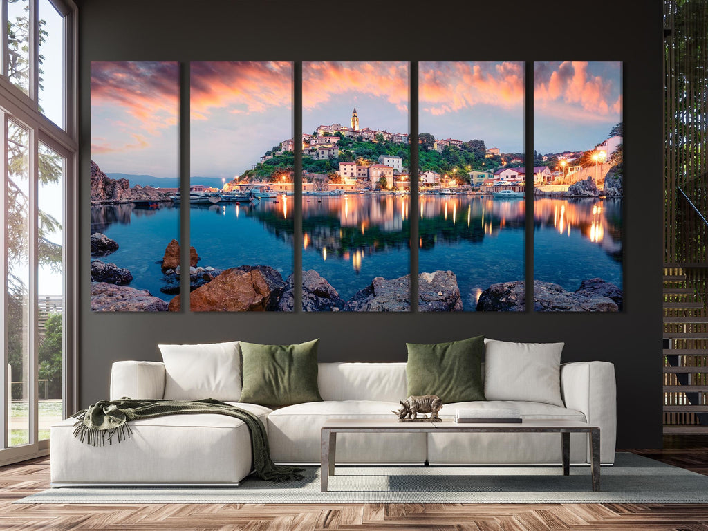 Leinwanddruck „Vrbnik Town Evening“ – Atemberaubende Wandkunst mit adriatischer Meereslandschaft, Landschaft der Insel Krk, mediterranes Dekor fürs Wohnzimmer