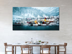 Impression sur toile du village d'hiver norvégien – Paysage scandinave serein recouvert de neige, décor pour chambre ou salon, idée cadeau pour la maison.