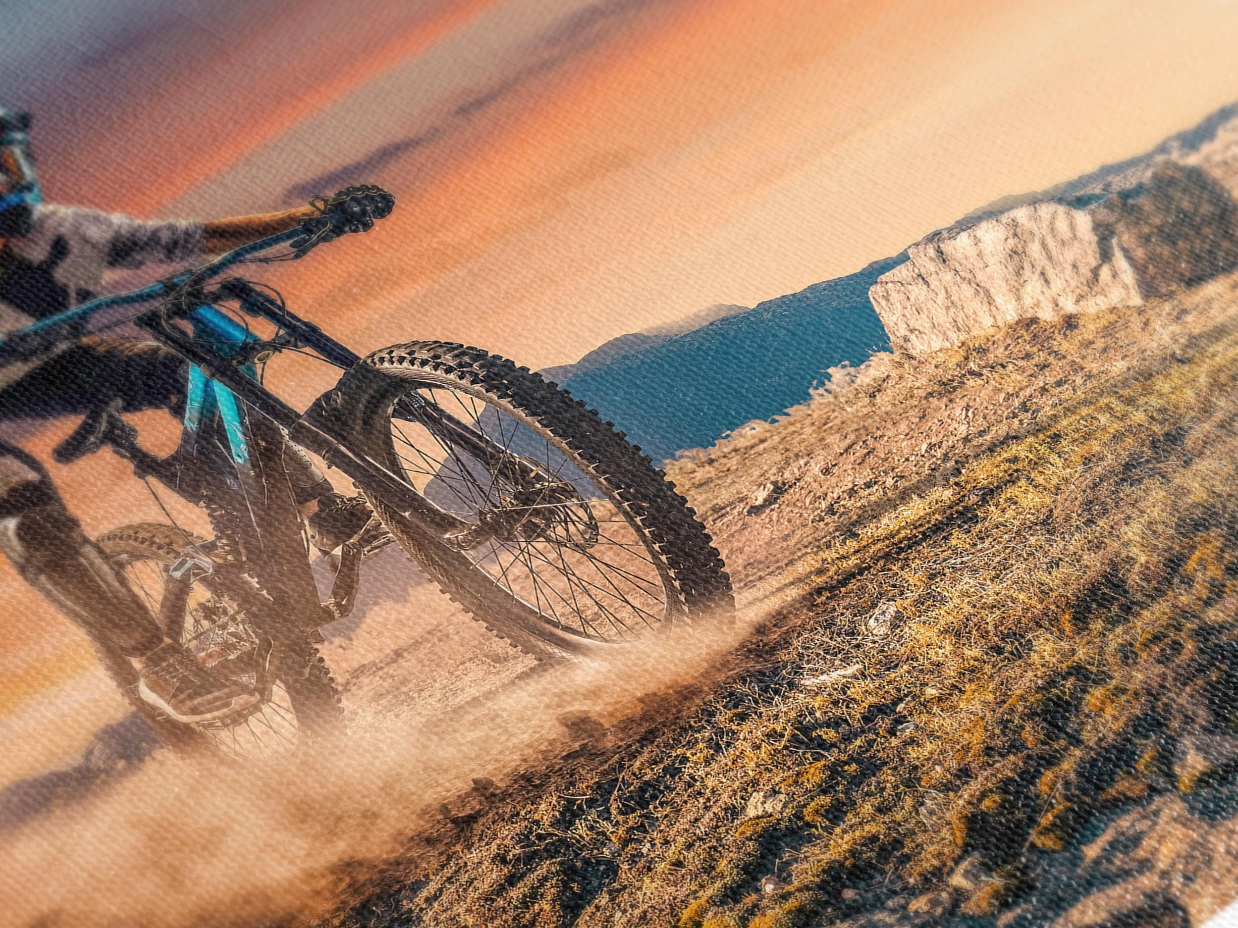 Stampa su tela con mountain biker, grande decorazione murale con sentiero al tramonto, decorazione sportiva di grandi dimensioni, regalo perfetto per gli amanti della bici, decorazione dinamica per la sala giochi o per gli sport