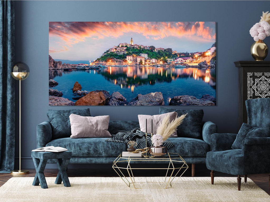 Leinwanddruck „Vrbnik Town Evening“ – Atemberaubende Wandkunst mit adriatischer Meereslandschaft, Landschaft der Insel Krk, mediterranes Dekor fürs Wohnzimmer