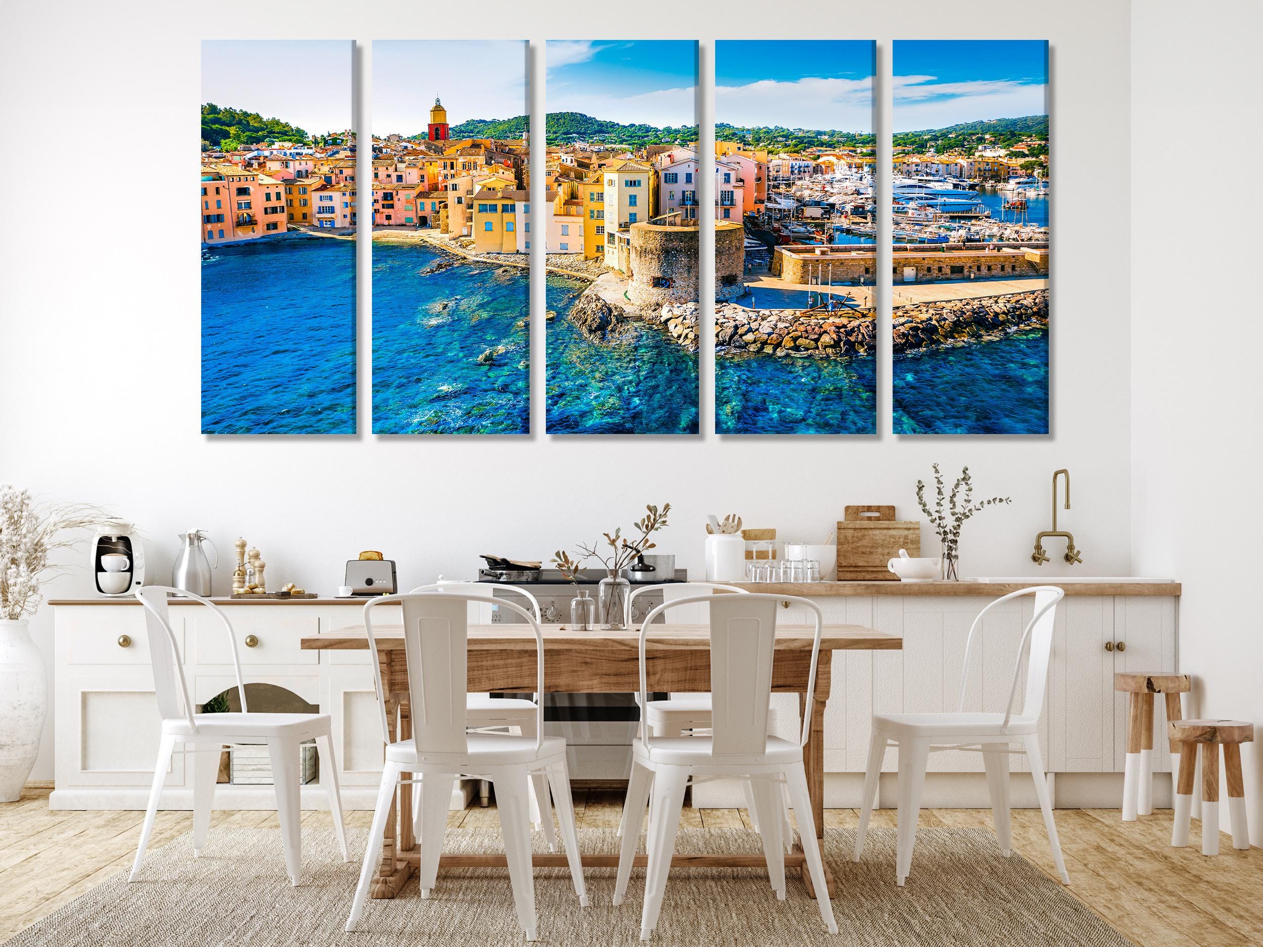 Stampa su tela di Saint-Tropez, grande e colorata opera d'arte murale della Costa Azzurra, opera d'arte costiera di grandi dimensioni per un arredamento vivace per la casa o l'ufficio.