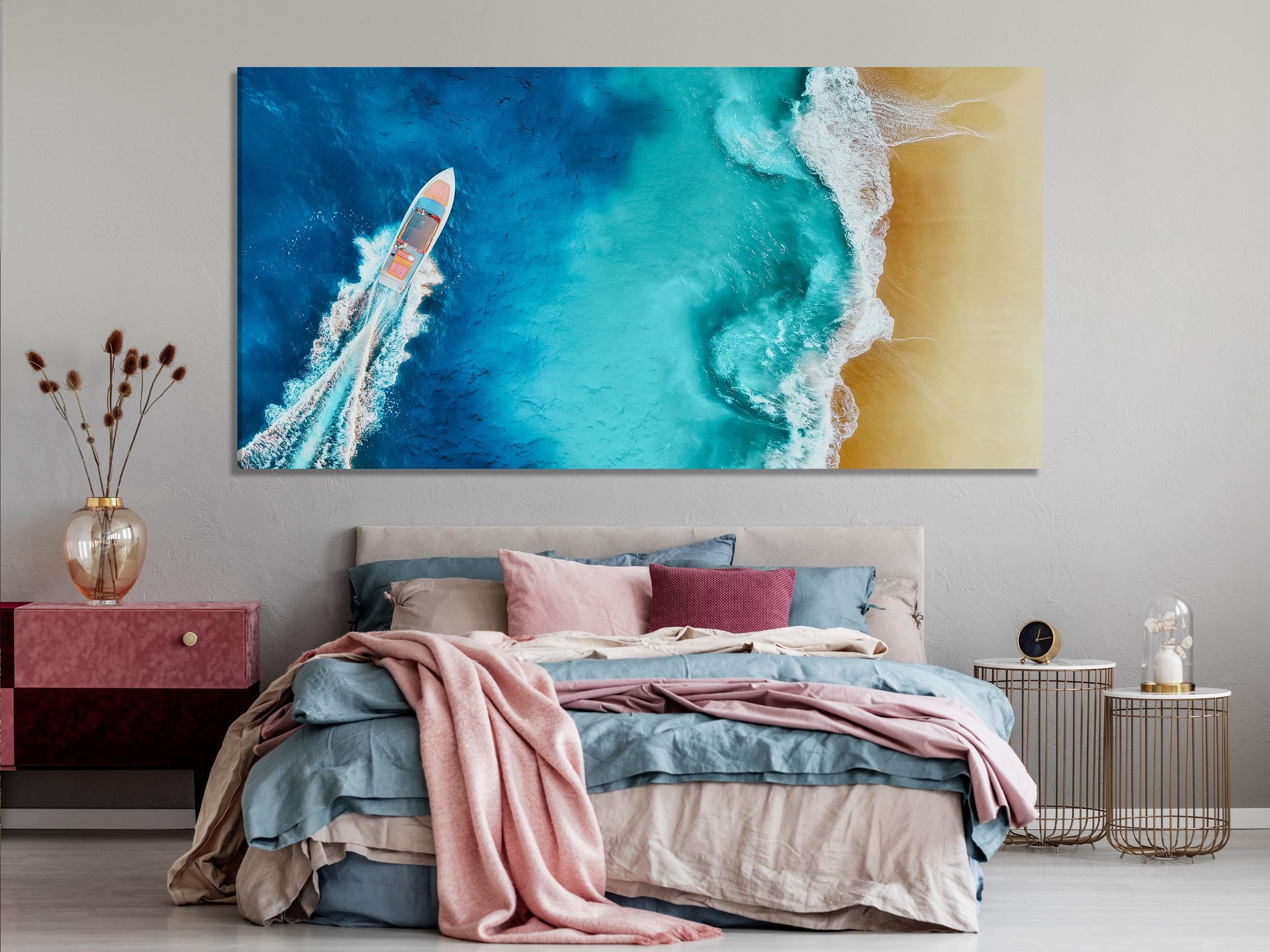 Stampa su tela aerea dell'isola di Nusa Penida, opera d'arte murale costiera con barca veloce, grande panorama oceanico, scena di barca di lusso, decorazione dell'isola indonesiana