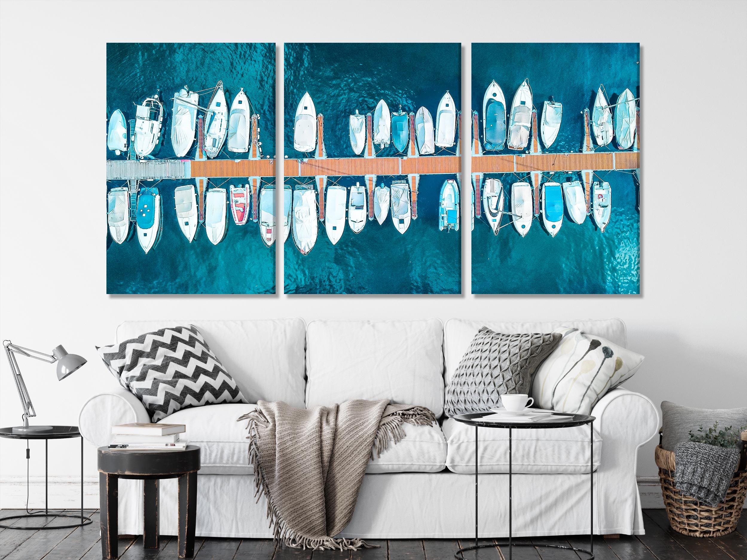 Leinwanddruck des Comer Sees Yacht Club, Wandkunst aus der Luft, großes 3-teiliges maritimes Kunstwerk, italienische Seeszene, Marina Büro Wanddekoration