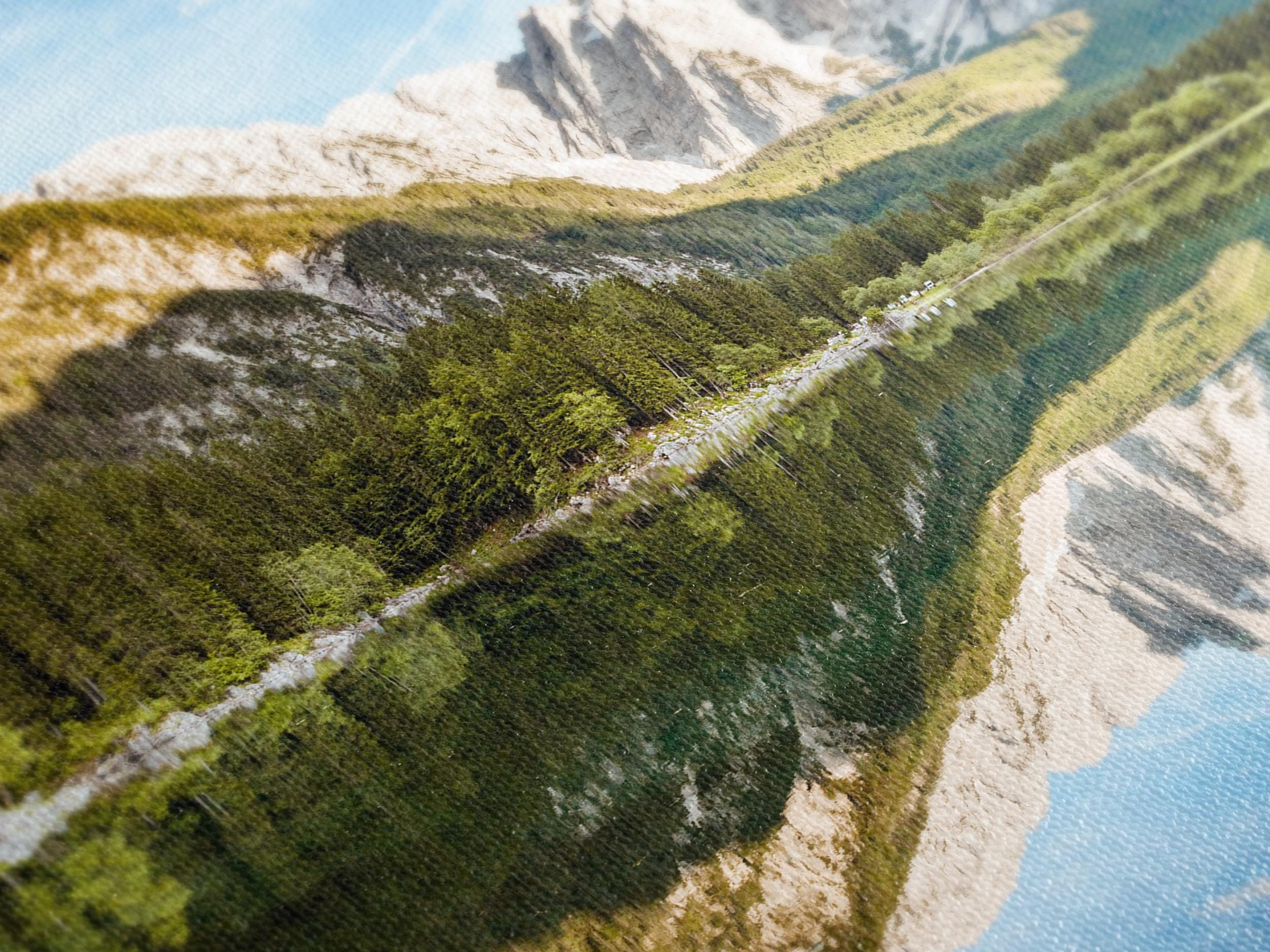 Paesaggio del lago Fusine e del monte Mangart - Grande stampa su tela multipannello con paesaggi naturali per la decorazione della parete della camera da letto o del soggiorno