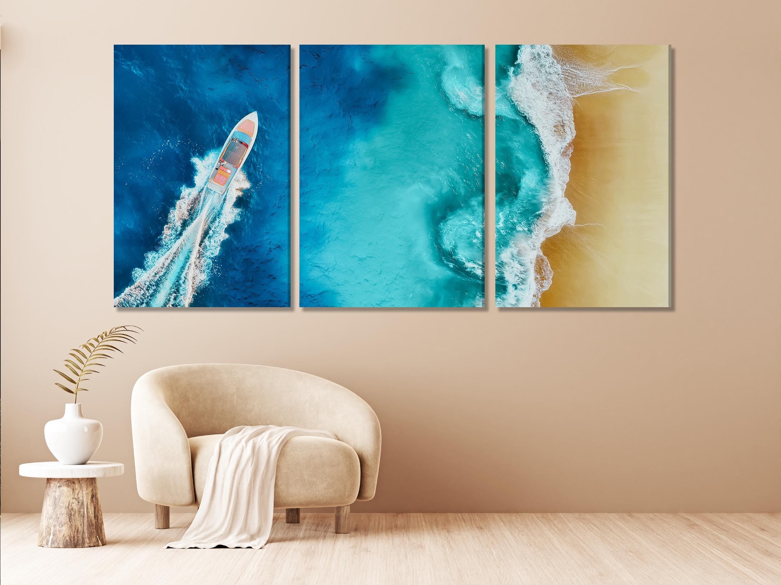 Stampa su tela aerea dell'isola di Nusa Penida, opera d'arte murale costiera con barca veloce, grande panorama oceanico, scena di barca di lusso, decorazione dell'isola indonesiana