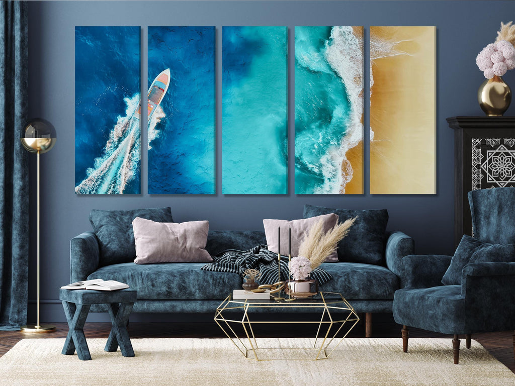 Stampa su tela aerea dell'isola di Nusa Penida, opera d'arte murale costiera con barca veloce, grande panorama oceanico, scena di barca di lusso, decorazione dell'isola indonesiana