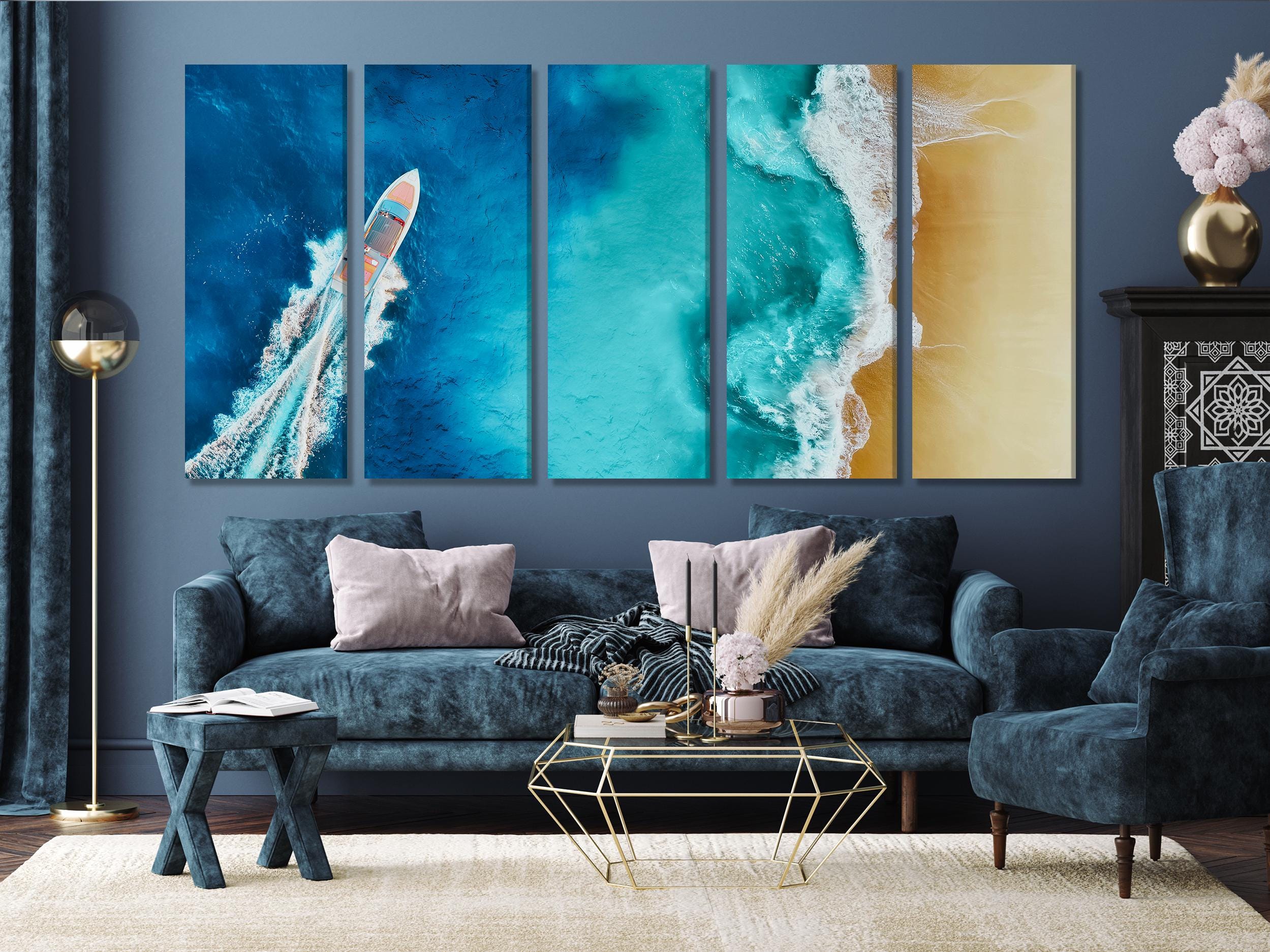 Stampa su tela aerea dell'isola di Nusa Penida, opera d'arte murale costiera con barca veloce, grande panorama oceanico, scena di barca di lusso, decorazione dell'isola indonesiana