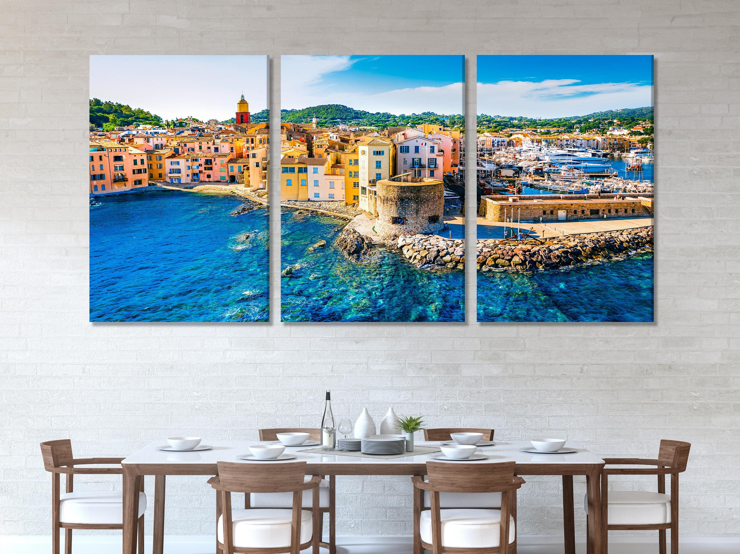 Stampa su tela di Saint-Tropez, grande e colorata opera d'arte murale della Costa Azzurra, opera d'arte costiera di grandi dimensioni per un arredamento vivace per la casa o l'ufficio.