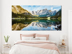 Paesaggio del lago Fusine e del monte Mangart - Grande stampa su tela multipannello con paesaggi naturali per la decorazione della parete della camera da letto o del soggiorno