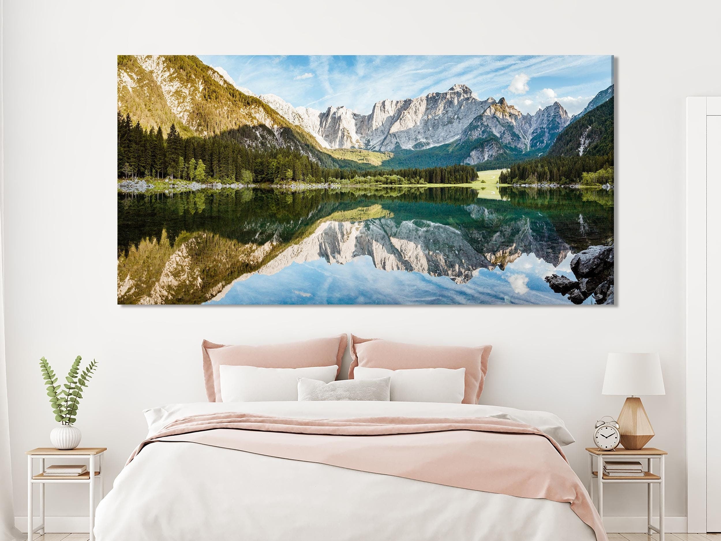 Paesaggio del lago Fusine e del monte Mangart - Grande stampa su tela multipannello con paesaggi naturali per la decorazione della parete della camera da letto o del soggiorno