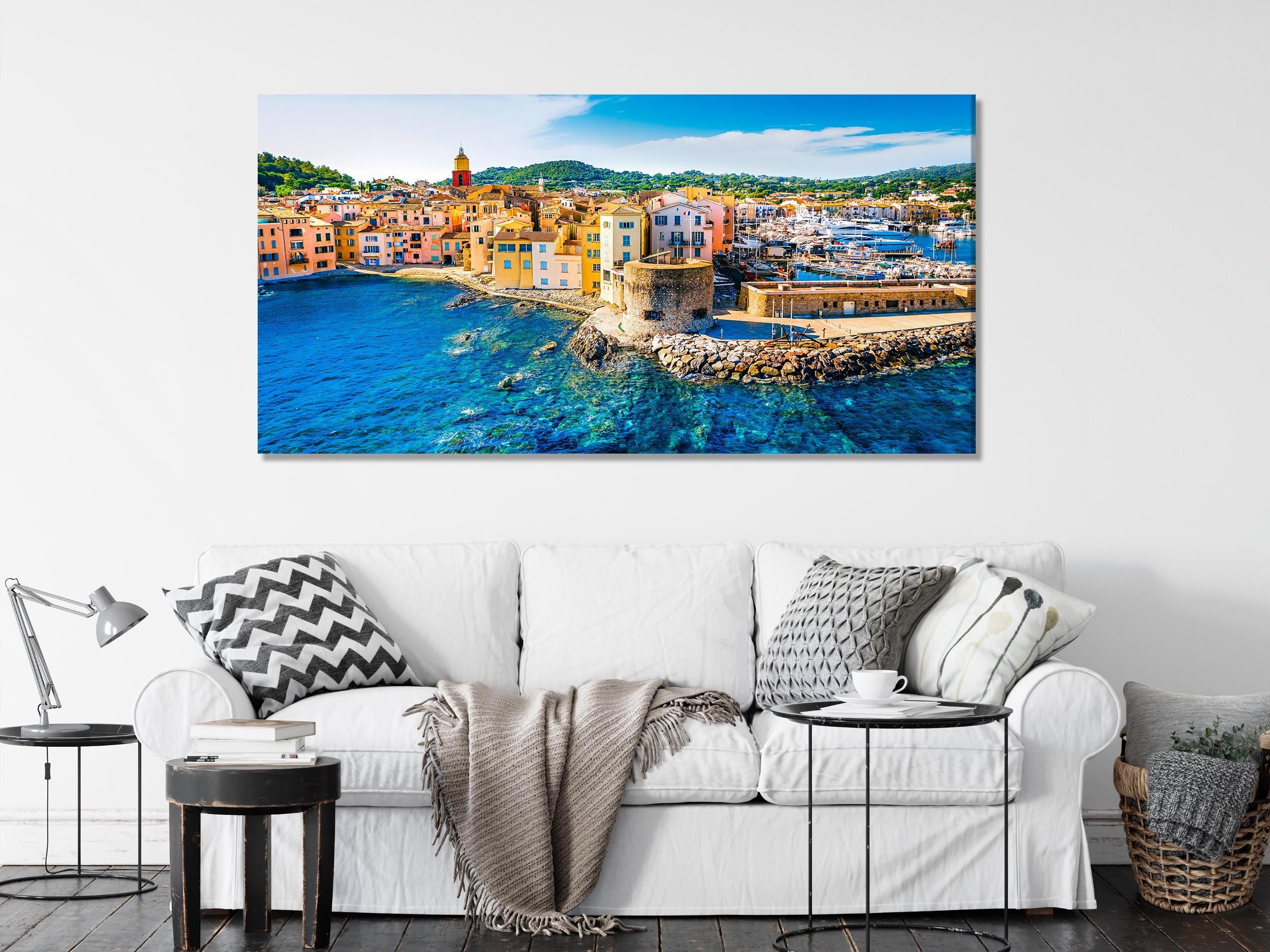 Stampa su tela di Saint-Tropez, grande e colorata opera d'arte murale della Costa Azzurra, opera d'arte costiera di grandi dimensioni per un arredamento vivace per la casa o l'ufficio.