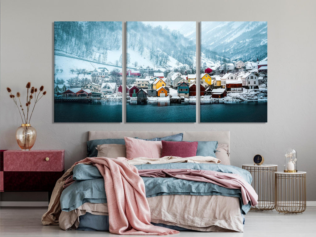 Impression sur toile du village d'hiver norvégien – Paysage scandinave serein recouvert de neige, décor pour chambre ou salon, idée cadeau pour la maison.